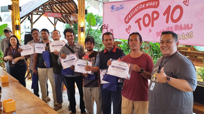 Driver mitra Bajaj Maxride Semarang terima penghargaan best top ten.