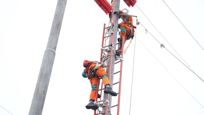 Personel PLN Tunjukkan keahlian penyelamatan di ketinggian.