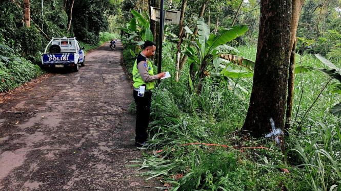 Polisi Periksa Lokasi Pelajar Tabrak Pohon