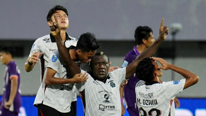 Pemain Persiba Balikpapan rayakan gol di Liga 2.
