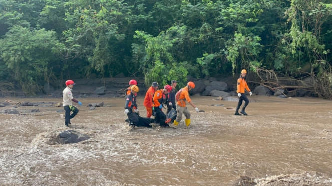 Tim SAR mengevakuasi korban banjir lahar dingin Merapi.