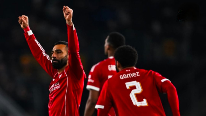 Mohamed Salah rayakan gol Liverpool ke gawang Wolves.