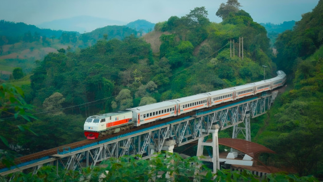Kereta api melintas di jalur Solo-Bandung.