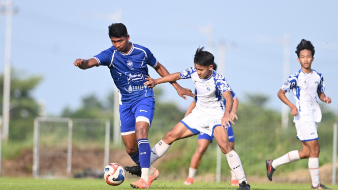 PSIS menggelar laga uji coba melawan tim akademi.