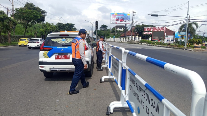 Petugas Dishub Kota Semarang melakukan pengaturan lalu lintas.