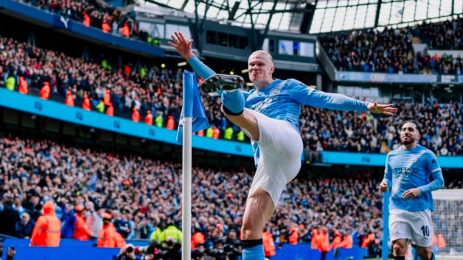 Haaland rayakan gol Manchester City ke gawang Liverpool.