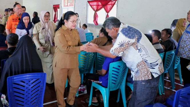 Wali Kota Semarang Agustina memberi bantuan bagi korban puting beliung.
