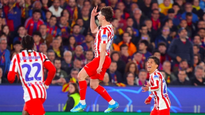 Pemain Atletico Madrid merayakan gol ke gawang Barcelona.