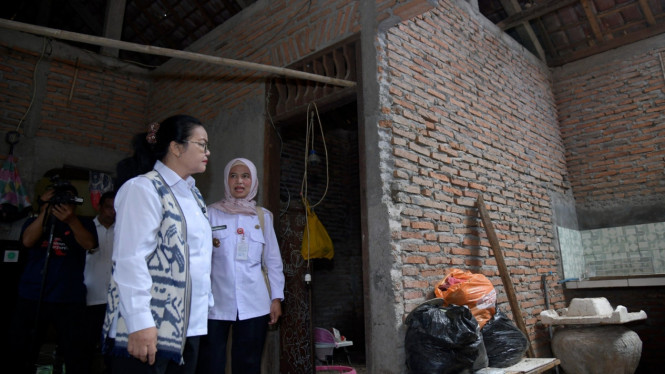 Wali Kota Semarang Agustina Wilujeng meninjau rumah warga.