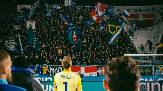 Suasana dukungan suporter Como di Stadion Djarum Sinigaglia.