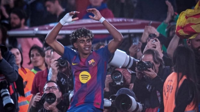 Lamine Yamal merayakan kemenangan Barcelona.