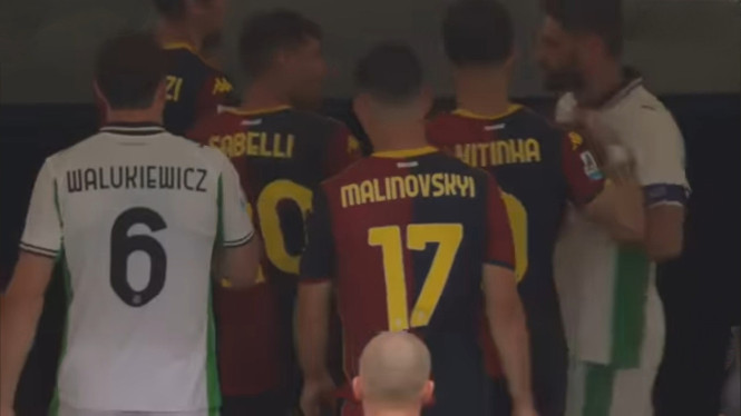 Keributan di lorong saat laga Genoa vs Sassuolo.