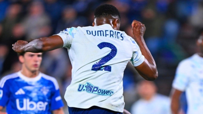 Penyerang Inter Milan Dumfries membobol gawang Como.