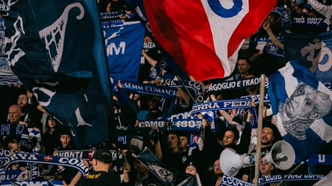 Suporter fanatik Como di Liga Italia.