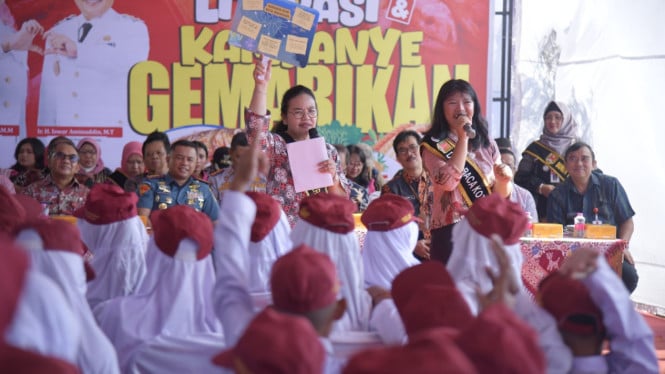 Wali Kota Semarang Agustina Wilujeng kampanye gemar makan ikan.
