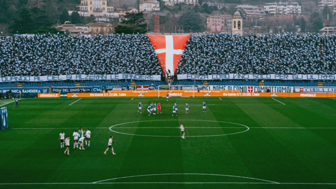 Suasana pertandingan di Stadion Como.