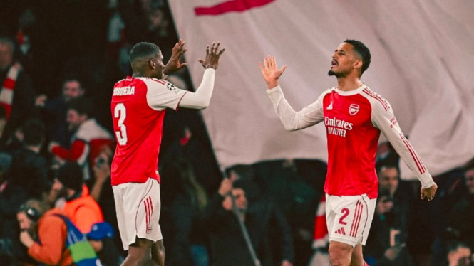 Pemain Arsenal merayakan kemenangan dan lolos ke semifinal Liga Champions.
