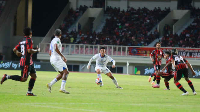 Laga Persipura melawan PSIS di Stadion Lukas Enembe Jayapura.