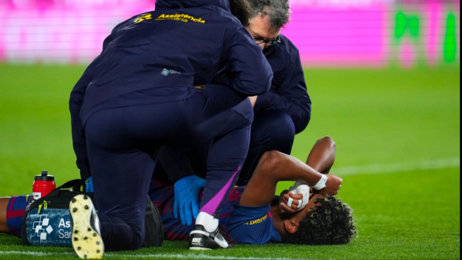 Lamine Yamal tergeletak cedera setelah menendang penalti lawan Celta Vigo.
