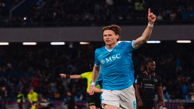 Gelandang Napoli Scott McTominay merayakan gol melawan Cremonese di Liga Italia Serie A.