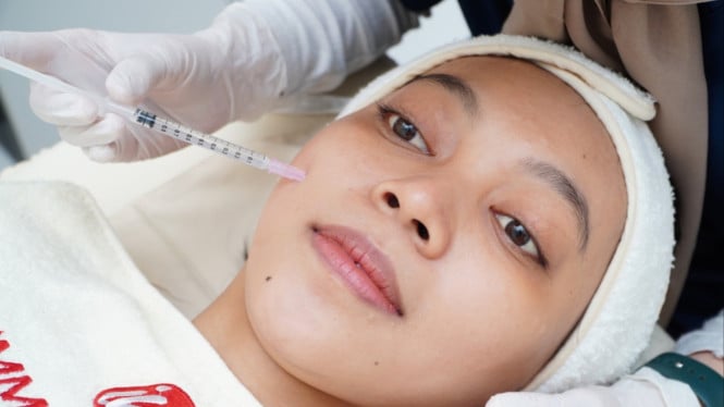 Perawatan kulit dan kecantikan bergaya elegan dan alami.