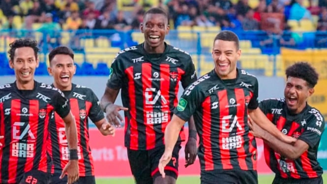 Pemain Persekat Tegal merayakan gol.