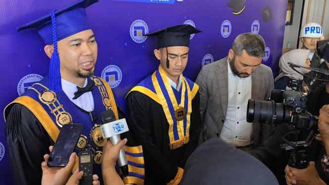 Rektor Udinus Semarang, Profesor Pulung Nurtantio.