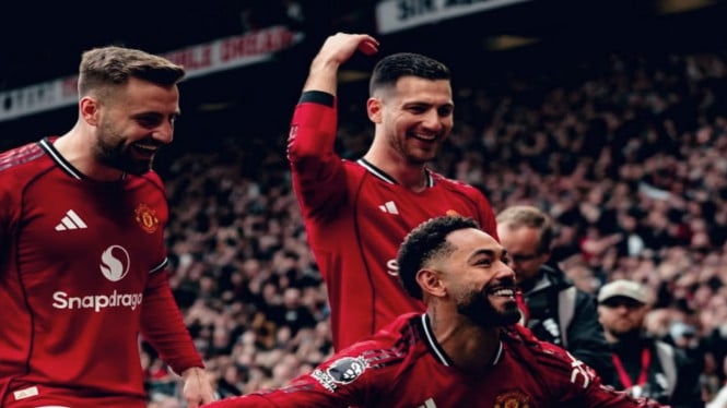 Pemain Manchester United merayakan gol ke gawang Liverpool di Liga Inggris.
