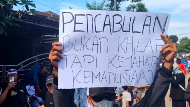 Aksi unjuk rasa di Pondok Pesantren Tlogowungu Pati yang diduga ada pengasuh yang melecehkan santriwati.
