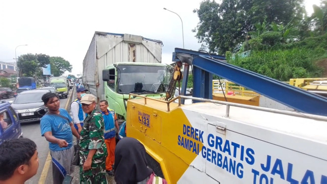 Petugas Evakuasi Kendaraan Kecelakaan Di Exit Tol Bawen