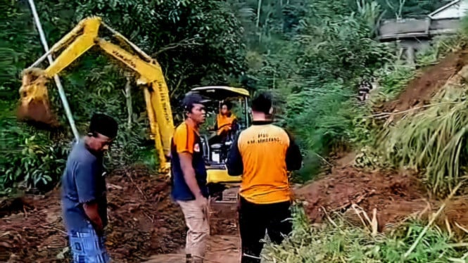 Petugas Evakuasi Material Longsor Di Banyubiru