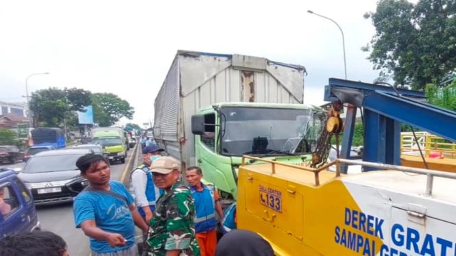 Tabrakan beruntun terjadi di Exit tol Bawen Kabupaten Semarang.