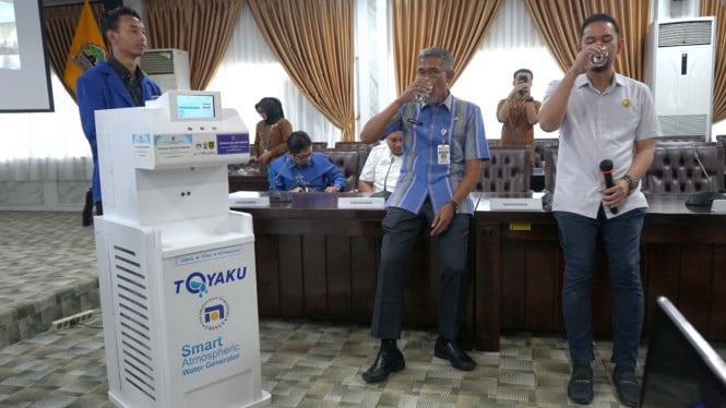 Rektor Udinus dan Sekda Jateng Sunarno mencoba air minum hasil dari ToyaKU.