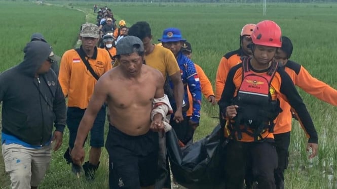 Tim SAR gabungan mengevakuasi warga Grobogan yang hanyut di Sungai Lusi.