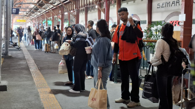 Penumpang kereta api memadati Stasiun Semarang Tawang.