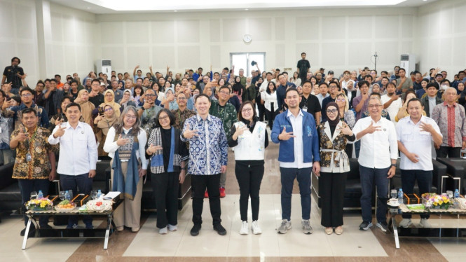 Wakil Menteri Parekraf Irene Umar meresmikan Dinusverse di Kampus Udinus Semarang.