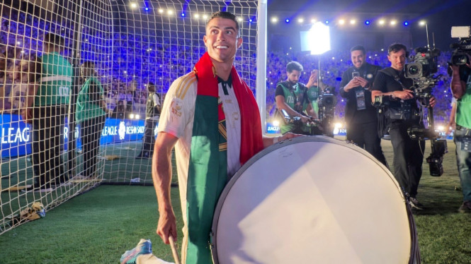 Ronaldo berpesta setelah Al Nassr Juara Liga Arab Saudi 2026.