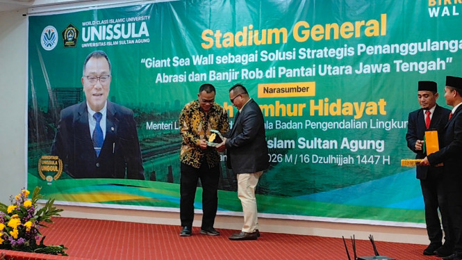 Menteri Lingkungan Hidup Mohammad Jumhur Hidayat mengisi Studium General di Unissula Semarang.