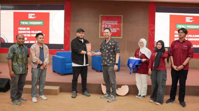 Sutradara Joko Anwar beri materi pada Festival Parade Film di Udinus Semarang.