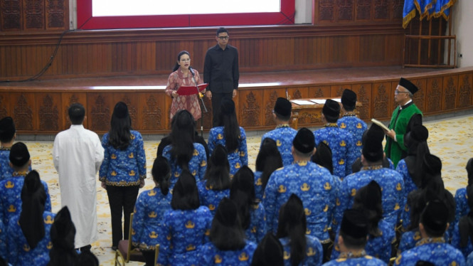 Wali Kota Semarang Agustina Wilujeng melantik PNS baru.
