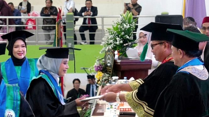 Rektor Unissula memimpin wisuda ke 97.