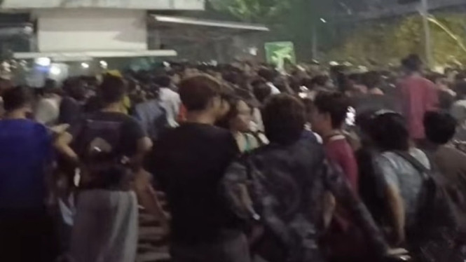 Suasana saat massa mengepung terduga pelaku pelecehan seksual di kawasan UNNES Semarang.