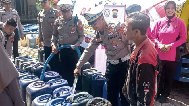 Warga Desa Gombong Pemalang mengantre air bersih.