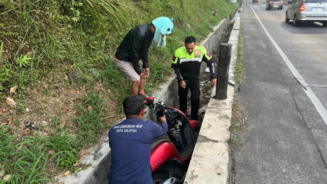 Petugas Evakuasi Sepeda Motor Korban Kecelakaan Di JLS Salatiga