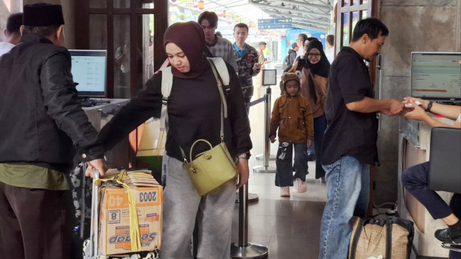 Libur sekolah membuat kereta api laris manis.