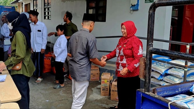 Dinsos Kab. Semarang Serahkan Bantuan Sembako Dan Alat Tukis Bagi Anak - Anak Keluarga Kurang Mampu dan Panti