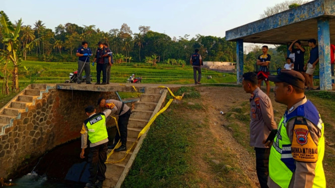 Petugas Polsek Tengaran dan Polres Semarang Olah TKP Korban Tenggelam Di Pintu Air