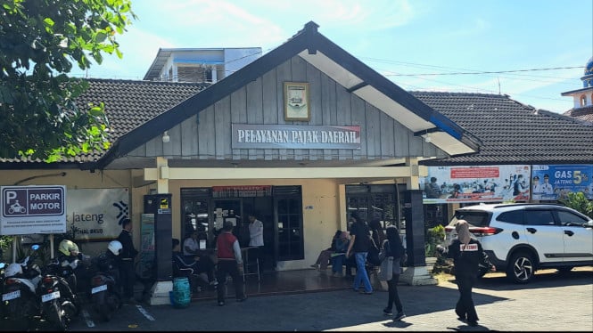Masyarakat Di Kantor Layanan Pajak Daerah BKUD Kab. Semarang. Rabu(1/7/2026).