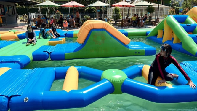 Wisatawan Menikmati Permainan Air Di The Wujil  Aqua Par