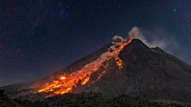 Gunung Merapi menyemburkan lahar panas.